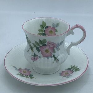 Elizabethan England Hand Decorated Bone China Pink Roses Teacup and S…